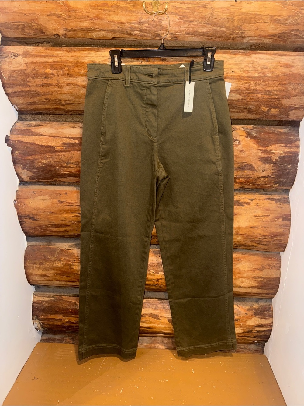 💚NWT 6Reg Banana Republic Olive Green Chino Pants